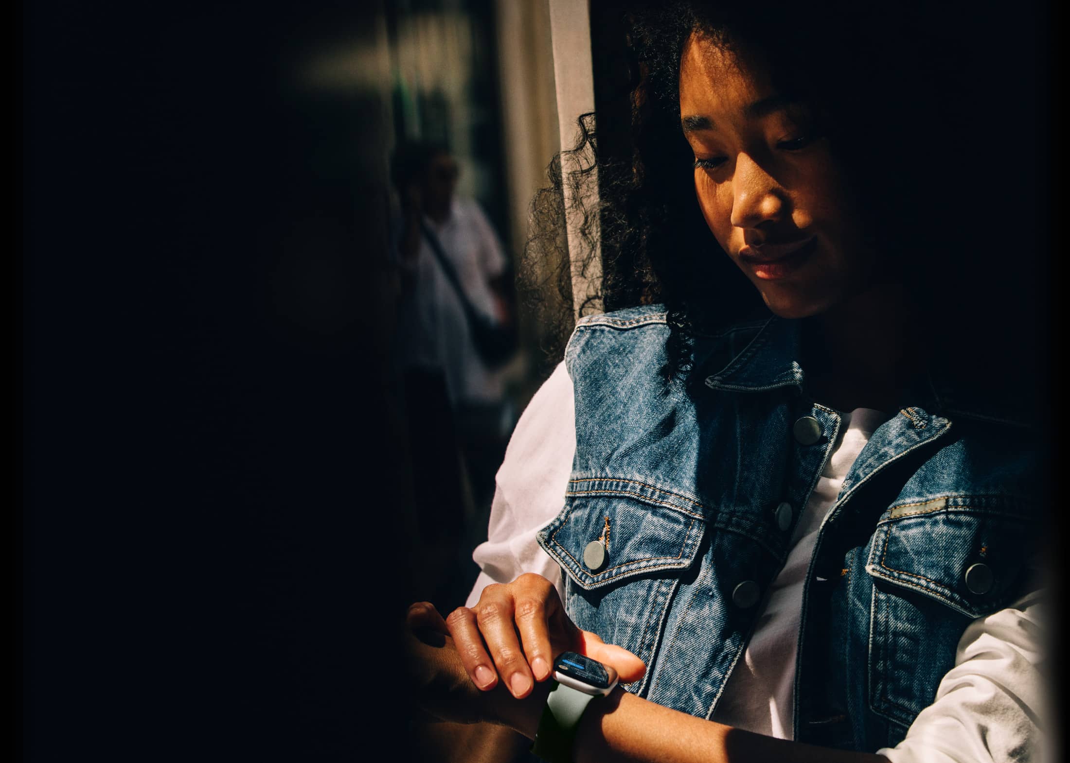 Cilvēks lasa īsziņas savā Apple Watch Series 11