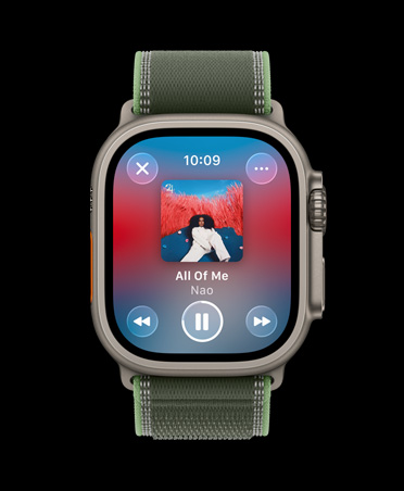 Apple Watch Ultra 3, boîtier en titane, finition naturelle, Apple Music, playlist d’entraînement, commandes, morceau précédent, morceau suivant, pause, Boucle Trail, coloris vert/vert fluo