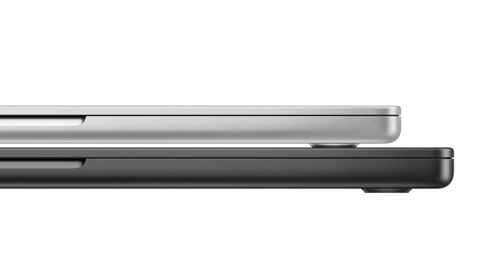 兩部合上的 Mac 手提電腦側面圖，一部疊放在另一部上面。