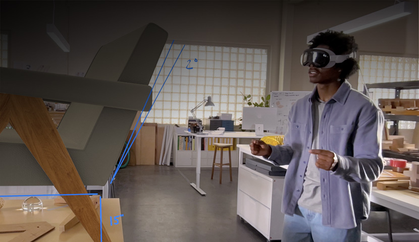 一名設計師戴著 Apple Vision Pro，用雙手做出捏合手勢來旋轉一張椅子的 3D 投影。