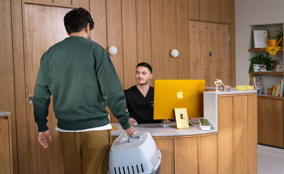 Mit dem iMac ist die Patientenaufnahme einfach und genau.