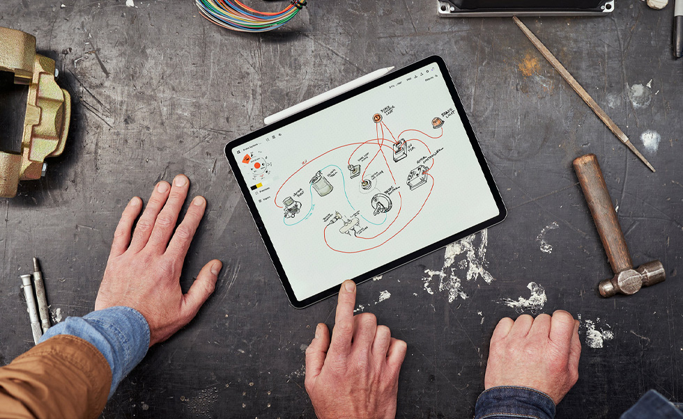 Il team usa iPhone, iPad e Apple Pencil per scansionare veicoli, creare moodboard e progettare modelli 3D.