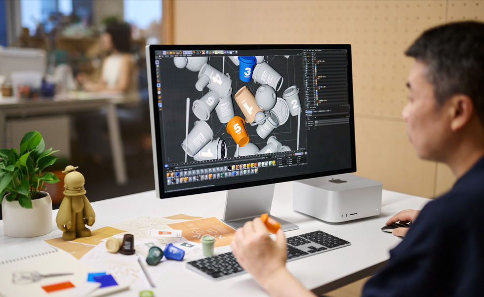 Un designer esegue un rendering 3D su Mac.