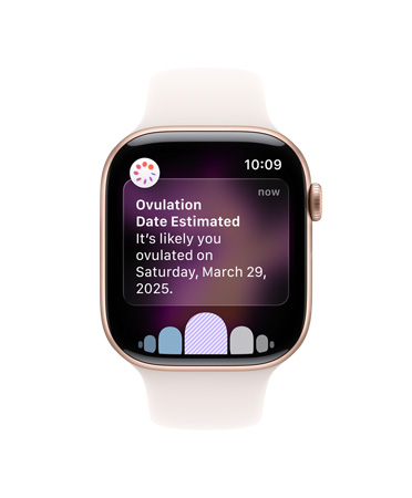 Apple Watch Series 10 fehér sportszíjjal, elölnézetből, a kijelzőjén az Ovuláció és a Cikluselőzmények jelenik meg