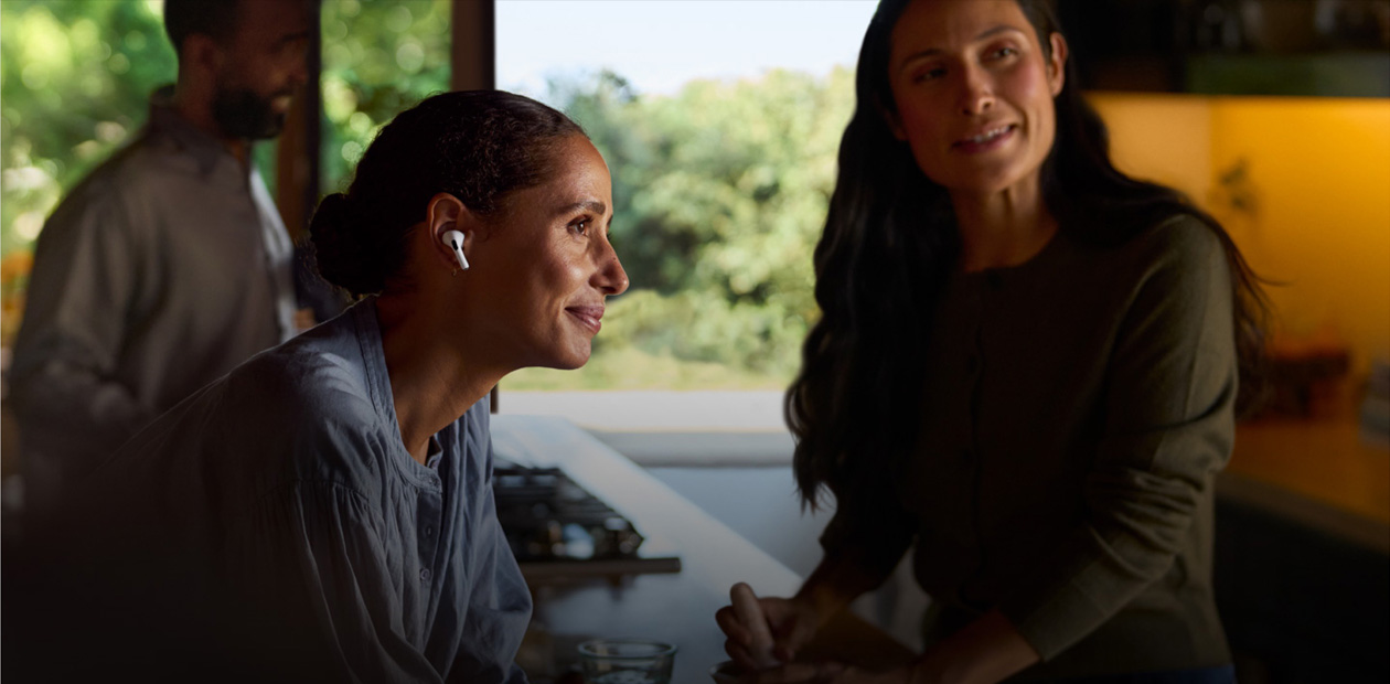 AirPods 2を装着した女性