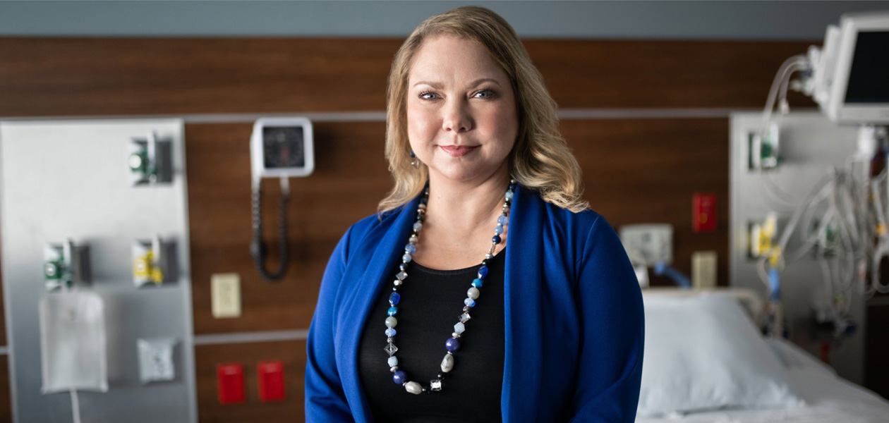 Un prestataire de soins dans une chambre d’hôpital.