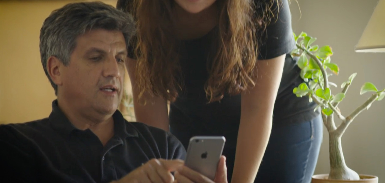 Un homme partage ses informations de santé avec une femme à ses côtés à l’aide d’un iPhone.