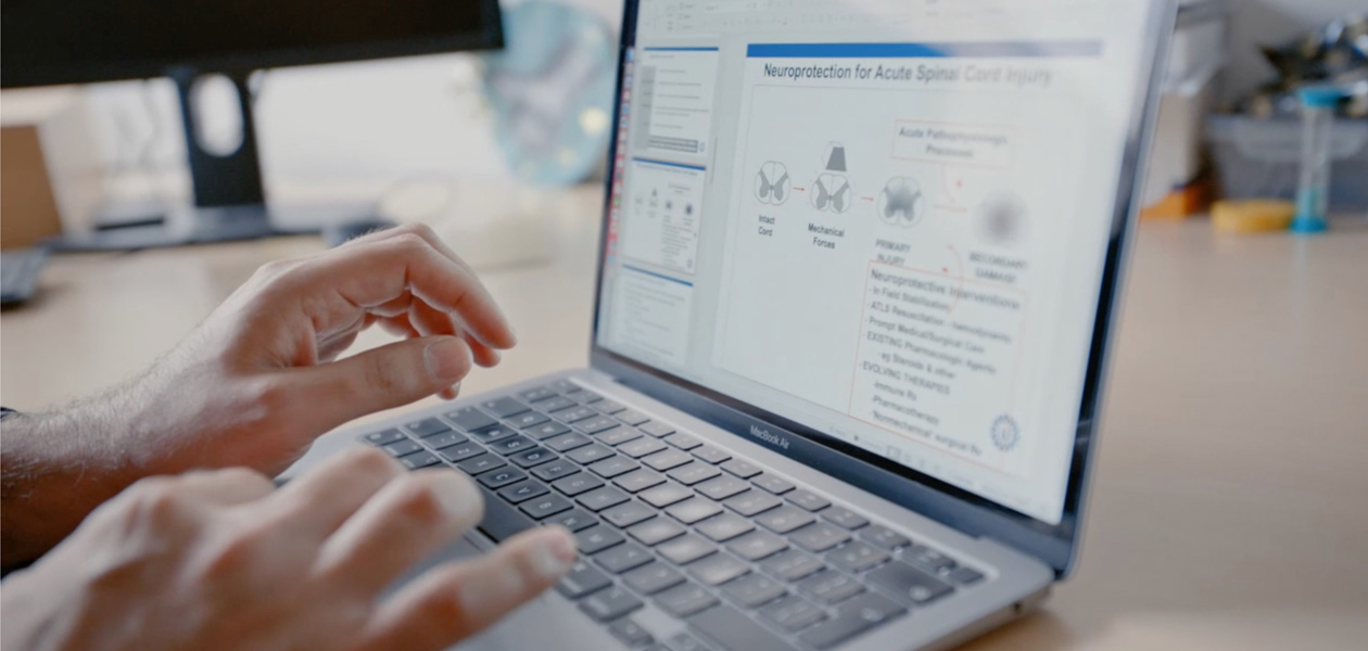 Mains tapant sur le clavier d’un MacBook Pro.