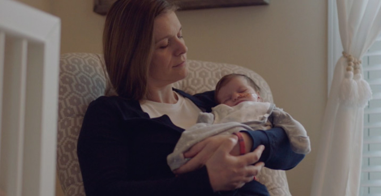 Une mère s’occupe de son nourrisson.