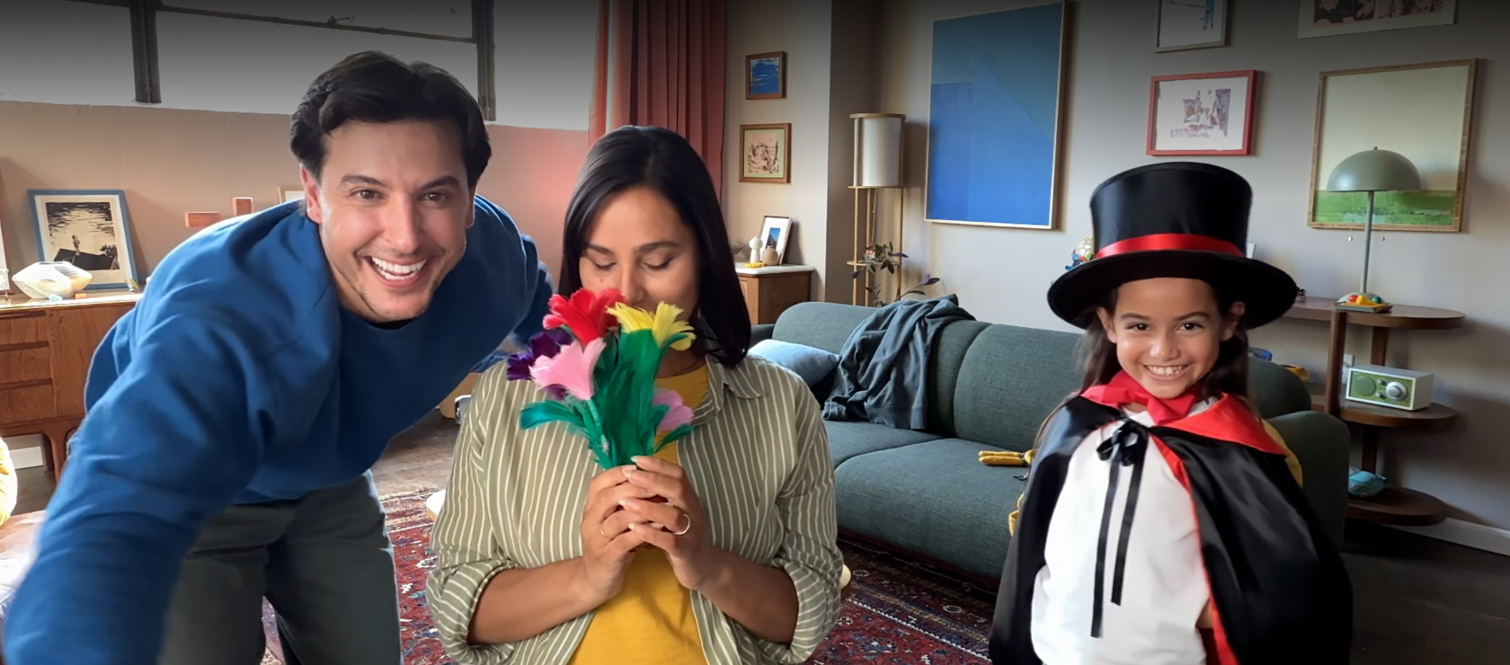 Divi vecāki un viņu bērns videozvanā.