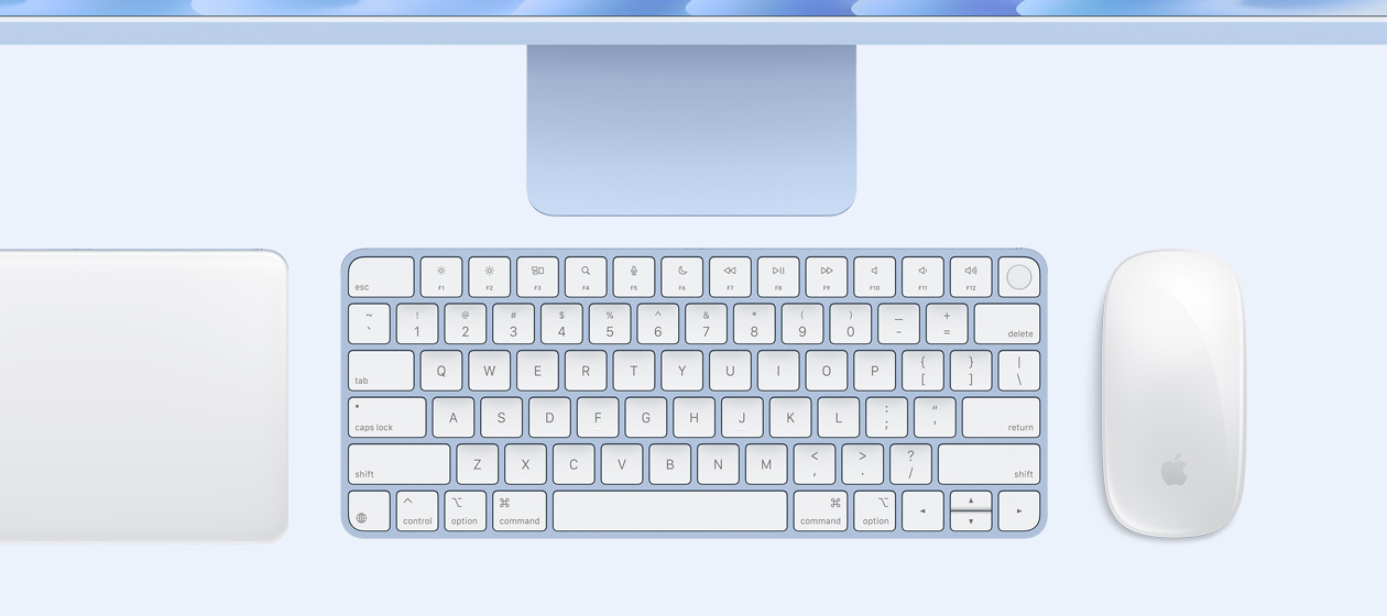 Skats no augšas uz iMac ar Magic Trackpad, tastatūru un peli