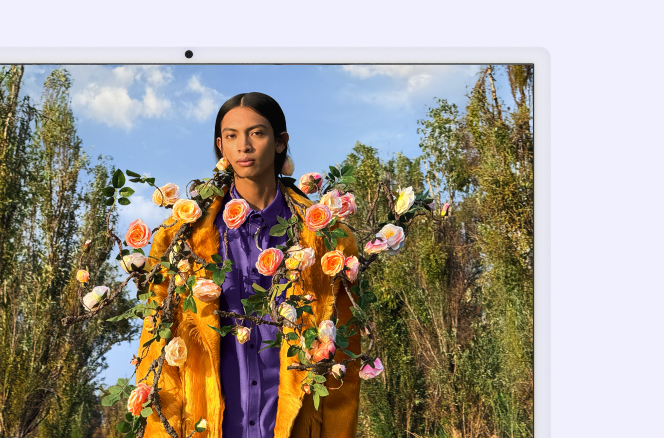 Ekrānā rādīta augstas izšķirtspējas bilde ar personu ārā.