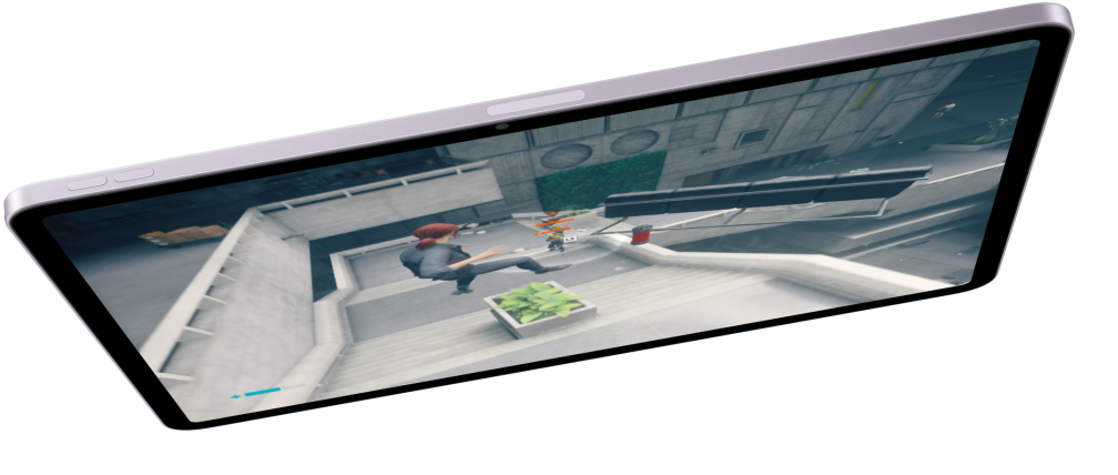 iPad Air en orientation paysage, l’écran affiche un jeu vidéo; en dessous, deux autres modèles d’iPad Air