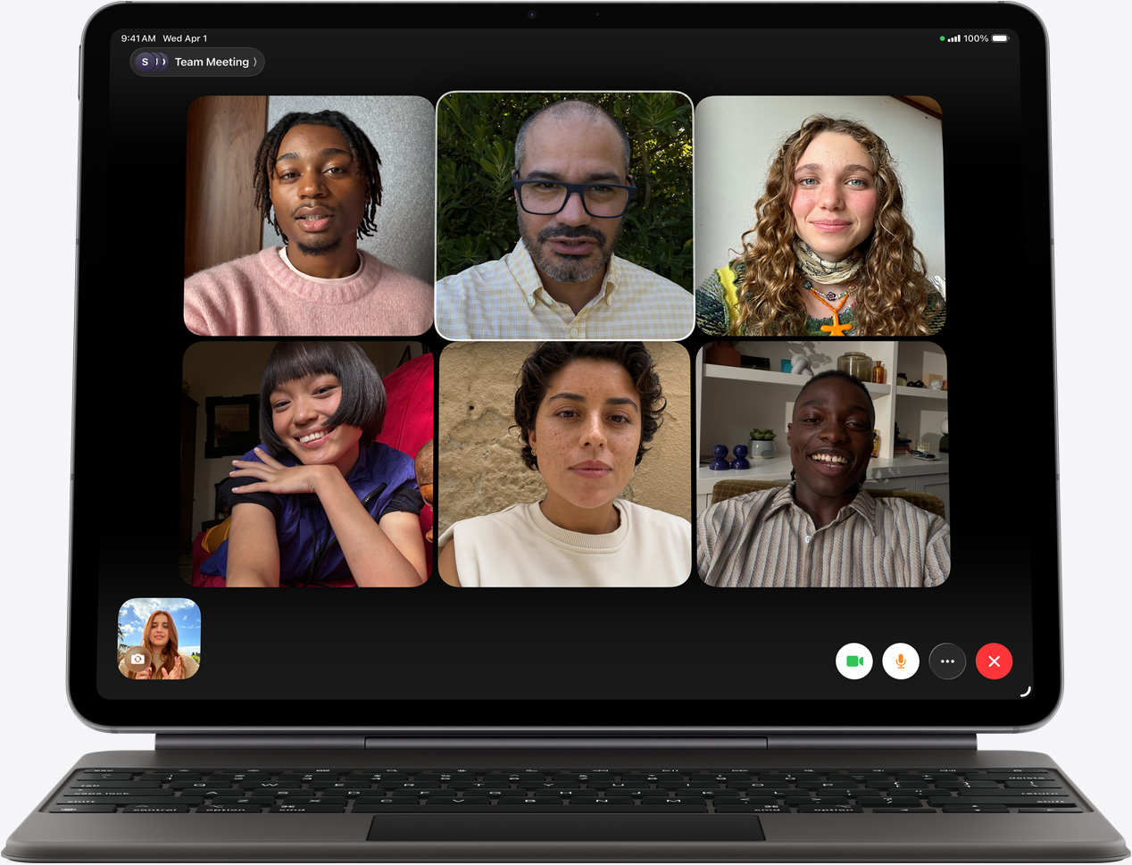 iPad Air elölnézetből, fekete Magic Keyboard, a képernyőn több résztvevős FaceTime-hívás