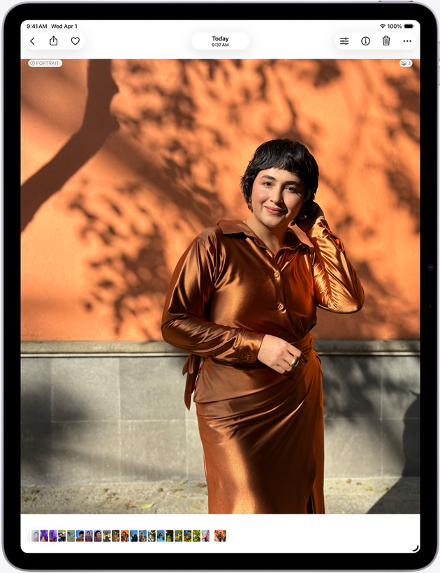 Egy 13 hüvelykes iPad Air elölnézetből, amelyen a Fotók app jelenik meg, bemutatva a Liquid Retina kijelzőt