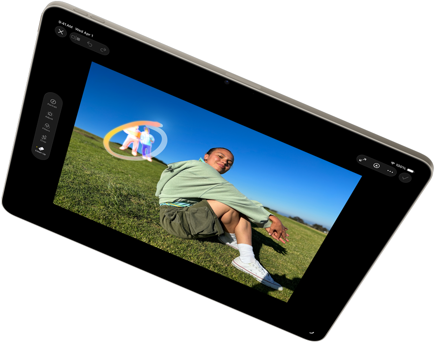 Horizontāli novietots iPad Air demonstrē Apple Intelligence ar Clean up rīku Photos aplikācijā