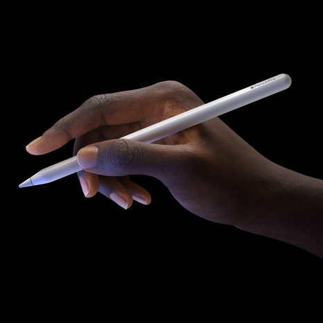 Lietotājs tur Apple Pencil Pro un demonstrē dubultpiesitiena funkciju