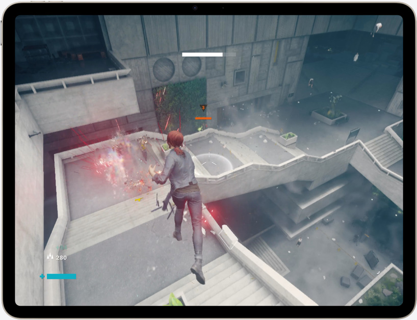 iPad Air 上的遊戲畫面為動作電子遊戲 《Control Ultimate Edition》