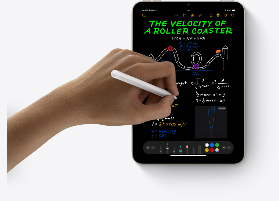 Vertikāli novietots iPad mini lietotāja rokā ar Apple Pencil Pro, kas tiek lietots Math Notes aplikācijā.