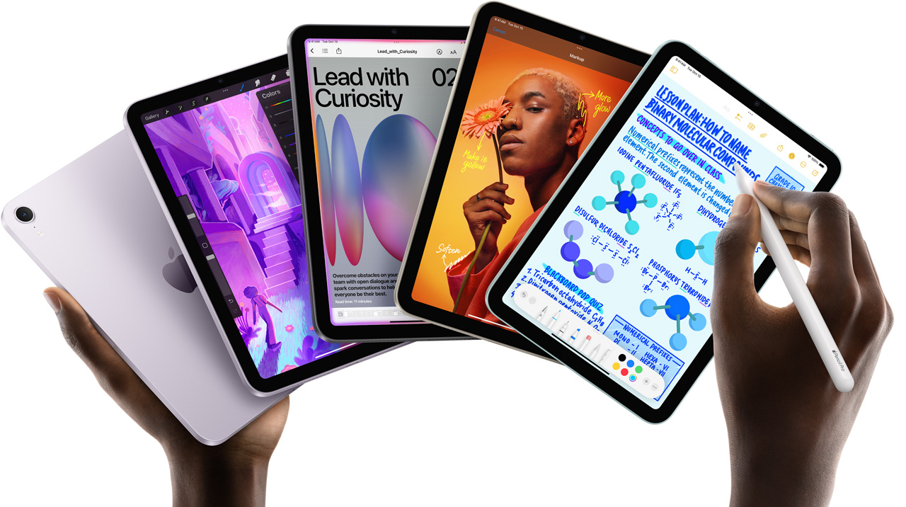 Pieci iPad mini modeļi vēdekļveida izkārtojumā lietotāja rokās. Viens modelis pavērsts ar skatu uz aizmugures kameru, pārējie četri redzami no priekšpuses. Ar Apple Pencil Pro tiek veiktas piezīmes.