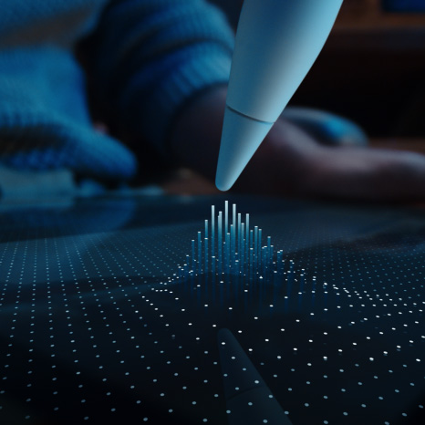 Apple Pencil Pro, sānskats, balta krāsa, ierīces gals planē virs iPad, displejā tiek rādīts punktu režģis, un daži no punktiem sakārtojas kolonnās virzienā uz Apple Pencil Pro galu