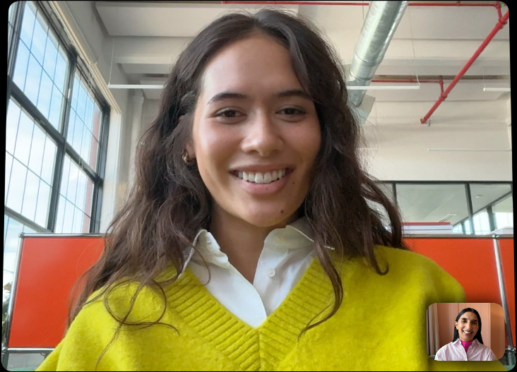 iPad Pro pievienots pie Magic Keyboard, atvērts priekšpuses skats, displejā ir FaceTime zvans pilnekrānā, izceļot pro kameru sistēmu