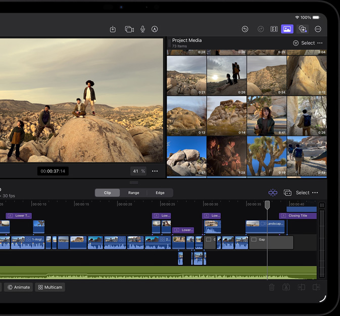 iPad Pro, priekšpuses skats, horizontāls novietojums, astromelns, displejā ir Final Cut Pro saskarne ar atvērtu projektu – attēlu, kurā ir četri cilvēki tuksneša ainavā, vairāki videoklipi un laika atzīmes