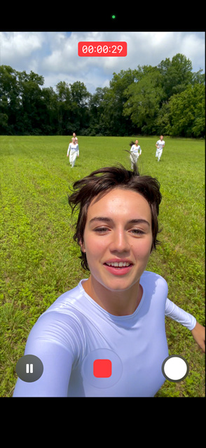 iPhone 17 Pron näytöllä esitellään ultravakaata video-ominaisuutta videolla, jolla henkilö juoksee