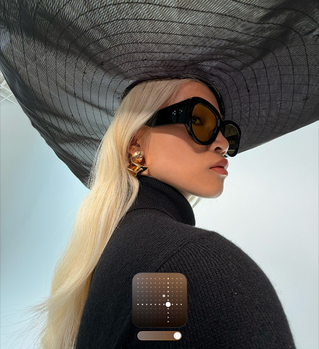 Muotokuva naisesta, jolla on päässään musta leveälierinen hattu, kuvassa esitellään kirkasta valokuvatyyliä, jolla voi kirkastaa hämärässä tai yötilassa otettuja kuvia