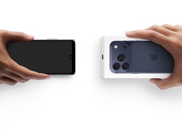 Manos intercambiando teléfonos, dispositivo Android sin caja a la izquierda, iPhone 17 Pro en su caja a la derecha