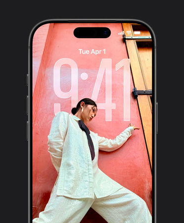 iPhonen lukitulla näytöllä näkyy aika, joka on muokattu lukitun näytön kuvaan