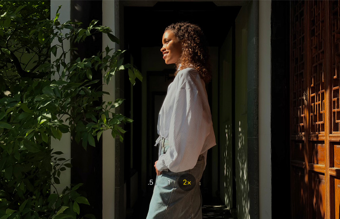 Sievietes bilde, kas uzņemta ar 2x telefoto kameras funkciju