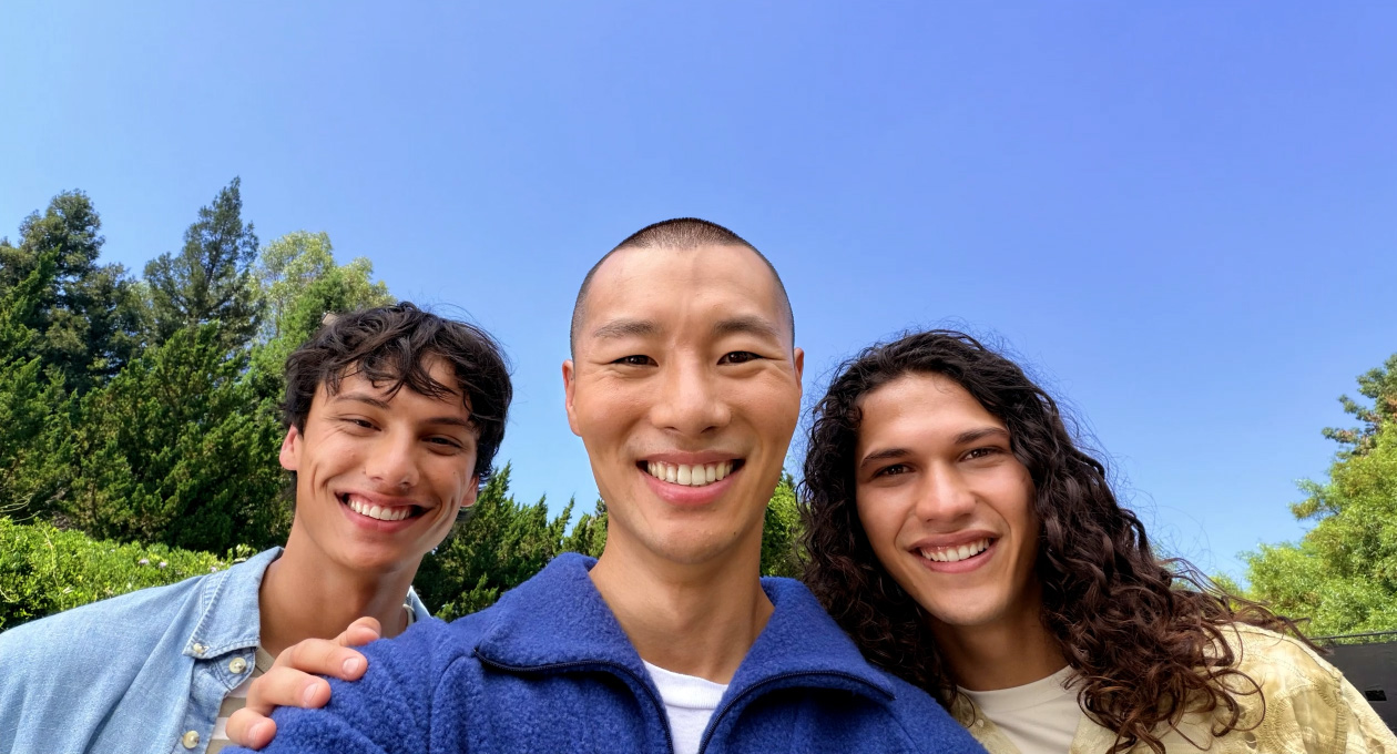 Grupas selfijs ar Center Stage fotografēšanas funkciju.