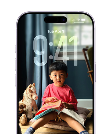 iPhone bloķēšanas ekrāns, kurā pulkstenis ir saskaņots ar bloķēšanas ekrāna bildi