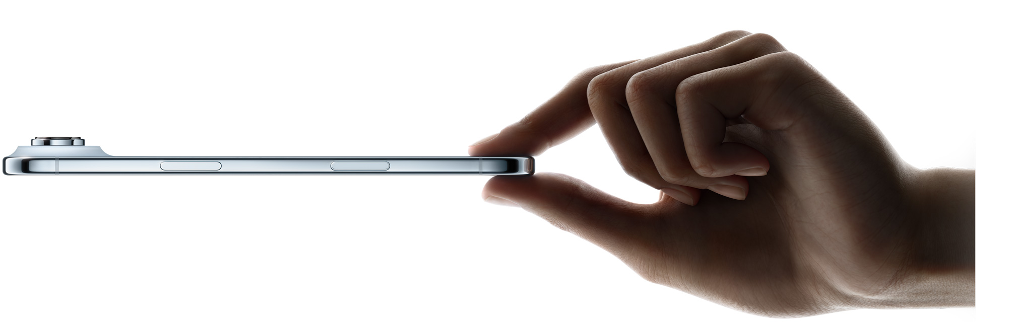 iPhone Air tenu entre un pouce et un index, côté, coloris bleu ciel, profil fin, système caméra Fusion, boutons: latéral, Commande de l’appareil photo