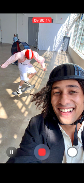 iPhone Air, priekšpuses skats, video ultrastabilizācijas funkcija darbībā, uzņemot video kustībā