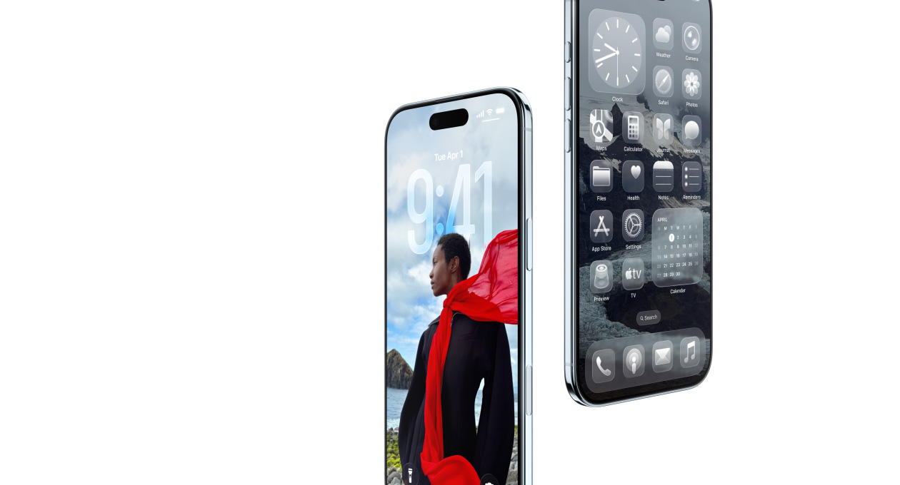 Divas iPhone Air ierīces, priekšpuses skats, sānskats, plāns profils, dinamisks bloķēšanas ekrāns, sākumekrāns ar Liquid Glass aplikācijām