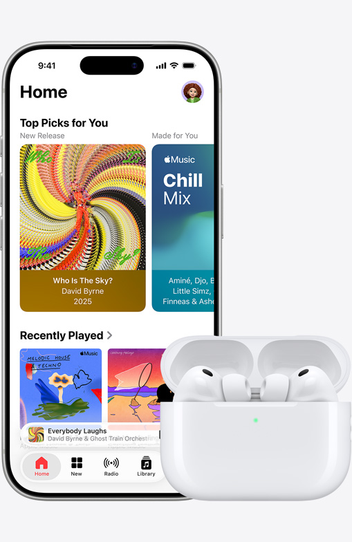 iPhone 17 Pro, priekšpuses skats, Apple Music aplikācija ar atvērtu sākuma ekrānu, blakus novietotas AirPods Pro 3 atvērtā MagSafe uzlādes kārbiņā