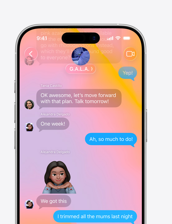 iPhone ekrānā ir Messages aplikācija ar Liquid Glass dizainu