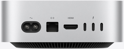 Skats no aizmugures uz sudraba krāsas Mac mini aizmugures portiem: vienu strāvas portu, vienu Ethernet portu, vienu HDMI portu un trim Thunderbolt portiem.
