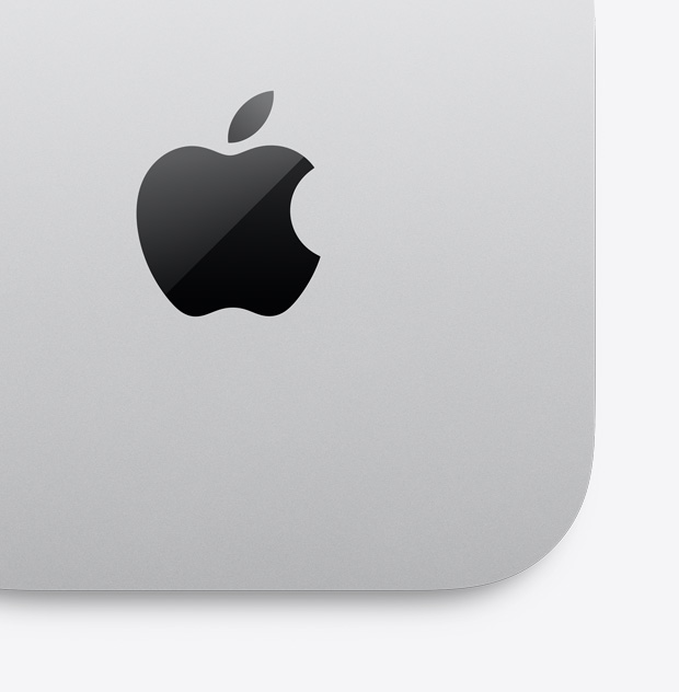 Skats no augšas uz sudraba krāsas Mac mini ar Apple logotipu tuvplānā