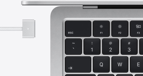 MacBook Air en finition argent avec câble MagSafe assorti