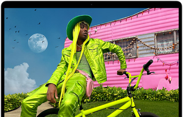 MacBook Air ekrānā redzama persona krāsainā tērpā, demonstrējot Liquid Retina displeja krāsu diapazonu un izšķirtspēju