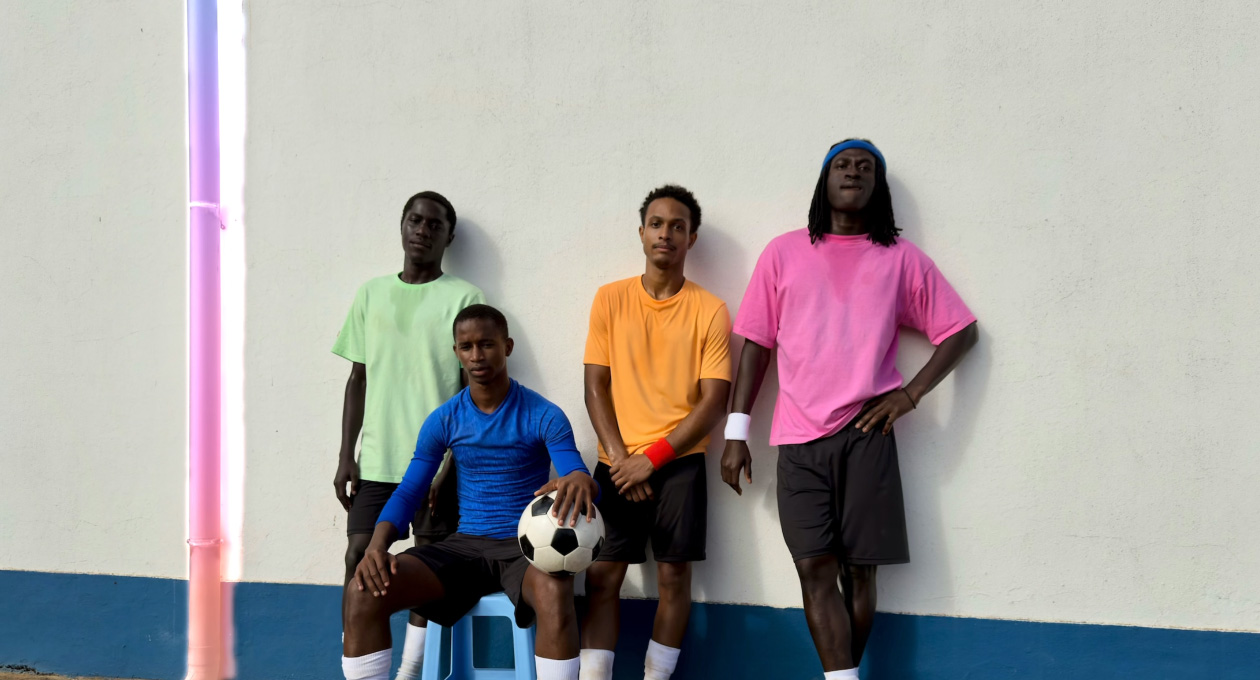 Clean Up rīka izmantošana, lai izceltu un noņemtu notekcauruli no bildes, kurā futbolisti pozē uz sienas fona