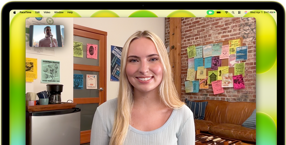 橘黃色 MacBook&nbsp;Neo，相機位於顯示器上方，螢幕顯示 FaceTime 視像通話