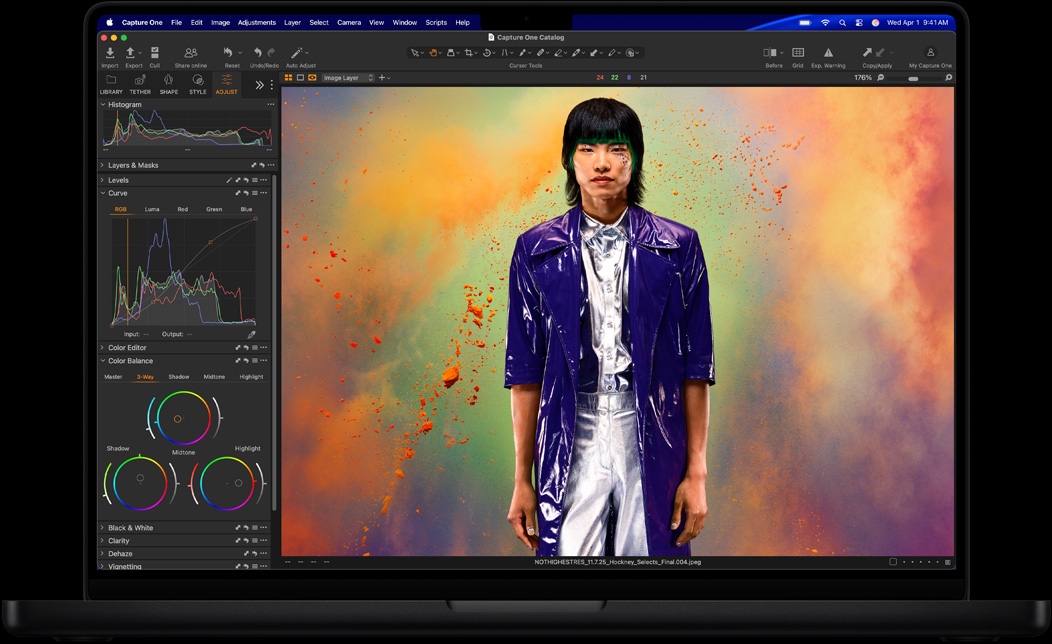 MacBook Pro 螢幕展示在 Capture One 中編輯一個人的相片