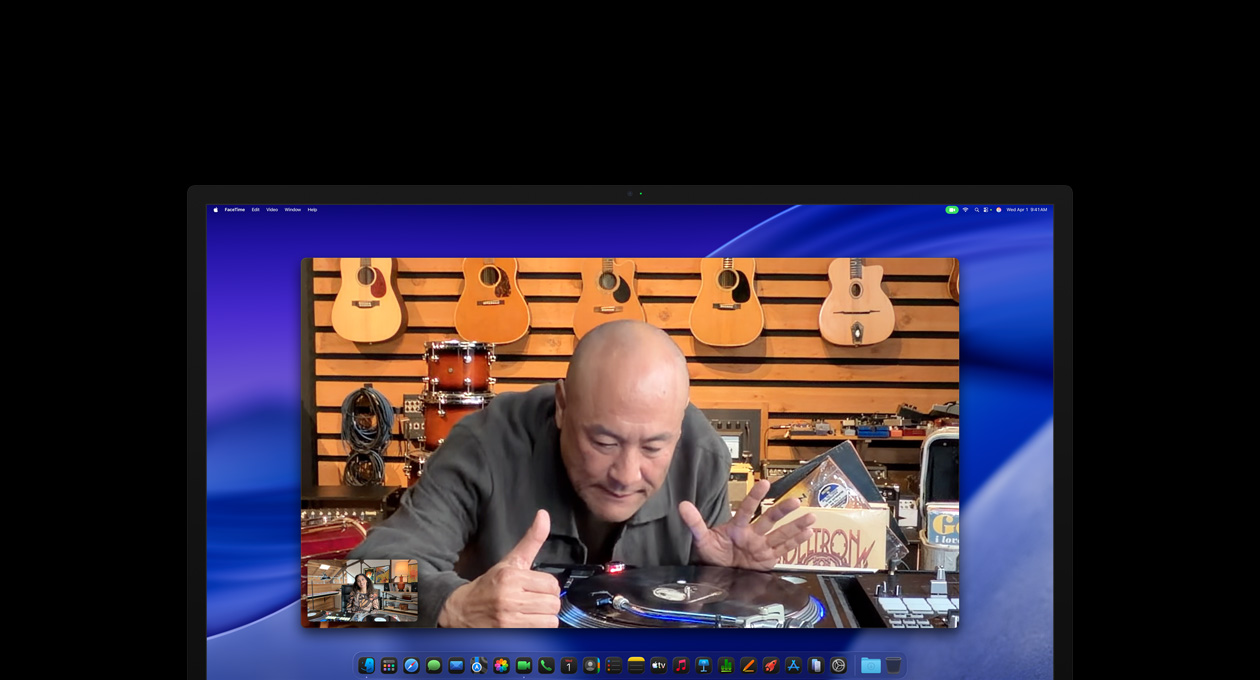 進行視訊通話時，樂器行的人湊近了看黑膠唱片機，透過 Center Stage 相機仍保持在畫面中央