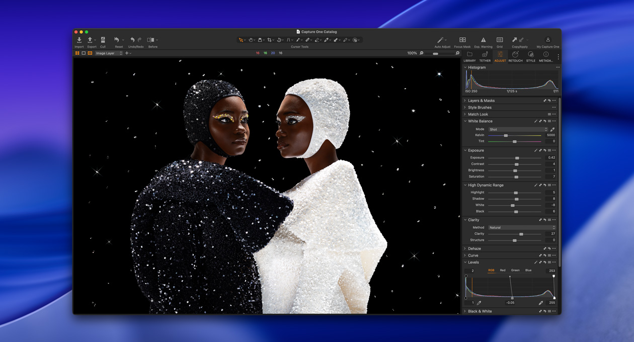 一位身穿黑衣的人站在一位身穿白衣的人旁邊，展現 Studio Display XDR 的亮度和對比度