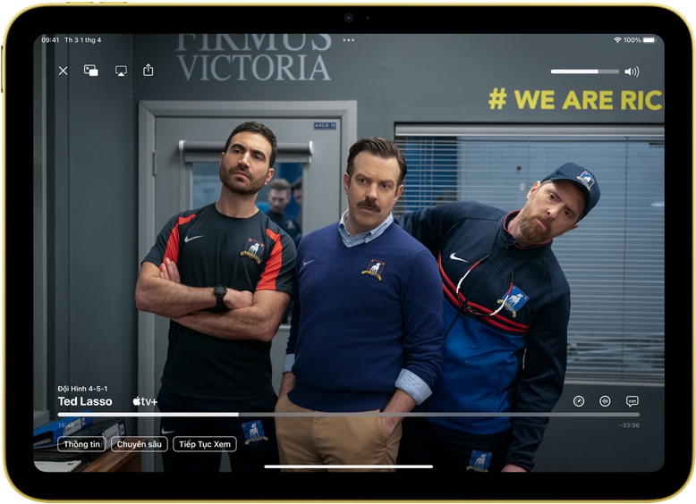 Apple TV+ hiển thị Ted Lasso đang bật trên iPad.